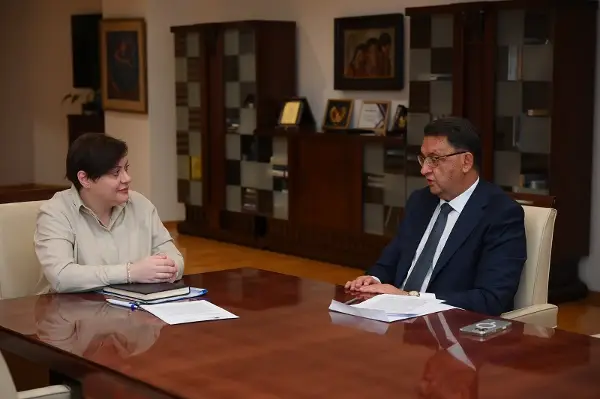 Средба Димитриеска Кочоска – Славески: Внимателно се следат надворешните ризици и влијанието врз макроекономските индикатори