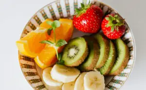 Протеините од овошјето помагаат во „топење“ на масните наслаги на стомакот, изберете го омилениот вкус за посилни мускули