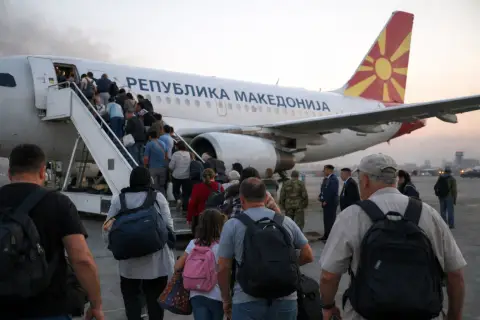 Евакуираните македонски државјани од Израел ќе пристигнат вечерва на Скопскиот аеродром