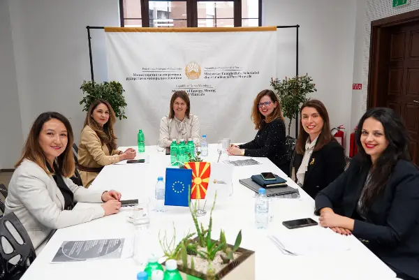 Божиновска пред 120 млади девојки: Нема предизвик премногу голем за жените лидери