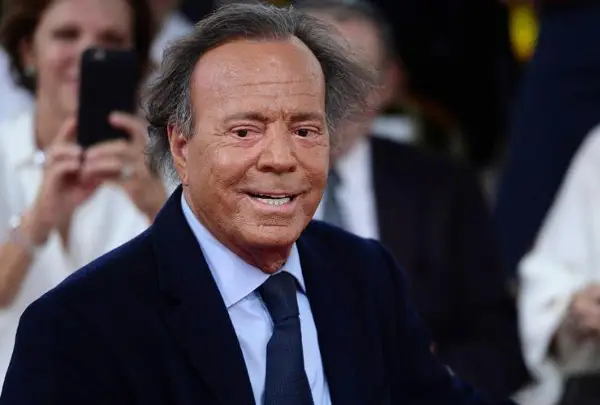 Отфрлена тужбата против Хулио Иглесијас, пејачот ги тужи новинарите