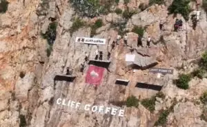 ВИДЕО | Најекстремното кафулe во светот стана феномен, погледнете каде луѓето пијат кафе!