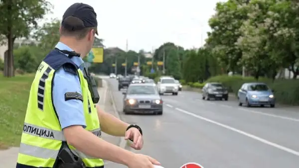 Двајца малолетници од вкупно шест лишени вчера за безобѕирно управување со моторно возило, еден возач во Гостивар возел без дозвола во спротивна насока