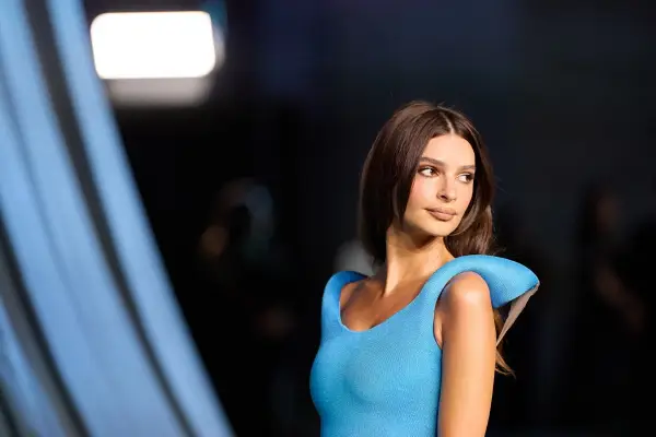 (Видео) Емили Ратајковски во секси издание на Неделата на модата во Париз