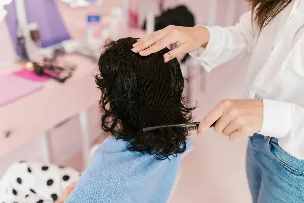 Вистина или мит? Дали шишањето поттикнува побрз раст на косата?