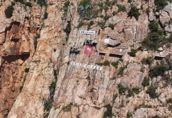 „Најекстремното“ кафуле во светот стана вистински феномен - погледнете каде пијат кафе луѓето