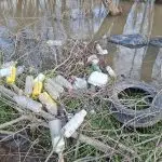 Стари гуми, парчиња мебел, пластични шишиња и најлони ја загадуваат Река Црна