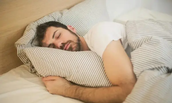 Над 40% од македонските граѓани имаат проблеми во спиењето, 70% користат телефон пред да заспијат