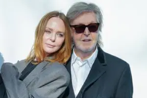 ВИДЕО | Пол Мaкартни не можеше да скрие колку е горд, од првите редови ја следеше ревијата на неговата ќерка Стела