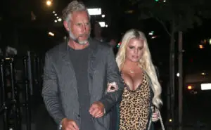 Две години по разводот, Џесика Симпсон и Ерик Џонсон сè уште живеат заедно додека се обидуваат да ја продадат вилата