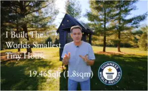 ВИДЕО | Јутјубер изградил куќа од само два квадрати и се обидел да влезе во Гинис