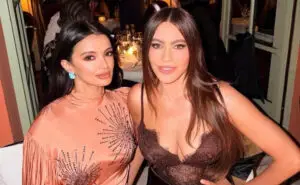 ФОТО | Софија Вергара воодушеви во елегантен свилен фустан на Модната недела во Париз