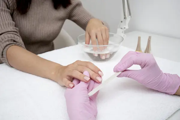 Ноктите ви се лупат? Овие навики најчесто го предизвикуваат проблемот