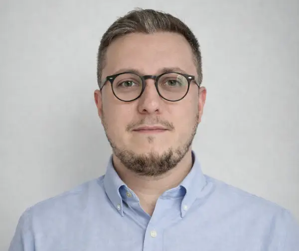 Колумна: За промена, драги мажи, барем годинава да си ги зачуваме цвеќињата за себе