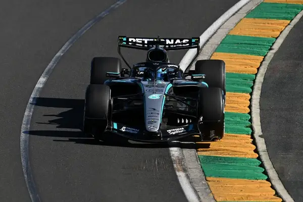 Расел на пол-позицијата во Мелбурн, Ферстапен стртува 20-ти