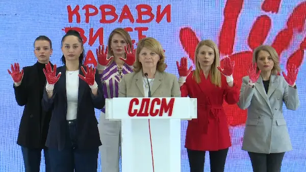 (Видео) Со „крвави раце“ на прес, жените од СДСМ бараа оставка од Тошковски „за загубените животи“