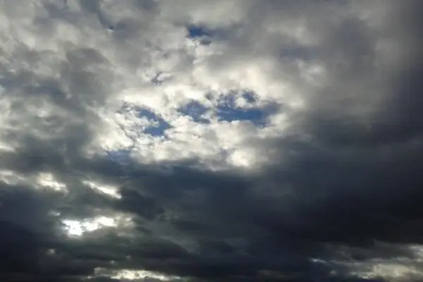 Облачно со повремен дожд во наредните два дена, од вторник сончево и тивко