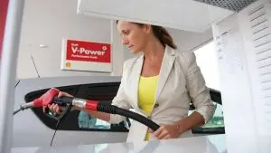 Еден полн резевоар со „евтина“ нафта не менува многу, се штеди на подолг пат