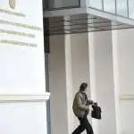 Семејно насилство во Скопје: Со пиштол пукал кон сопругата, куршумот се одбил од паркетот и завршил во прозорецот