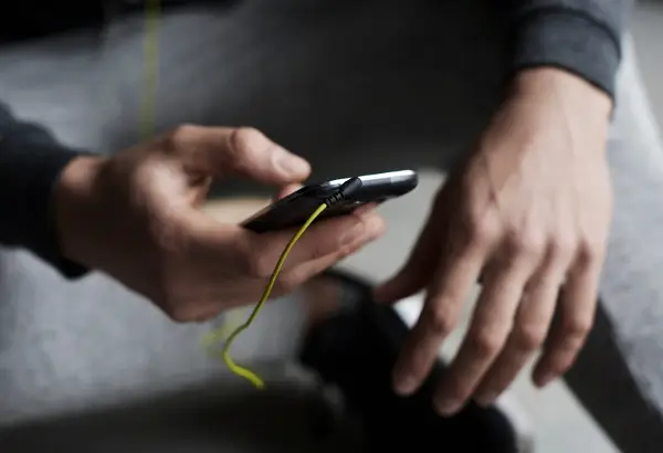 Како да се ослободите од зависноста од паметниот телефон: трикови што ќе ви помогнат уште денес