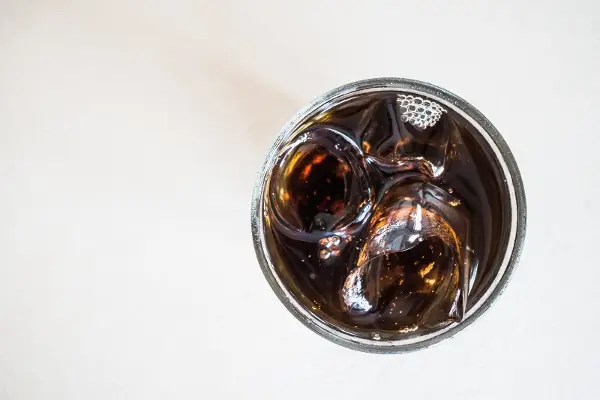 Што се случува со вашето тело кога ќе испиете газиран пијалак