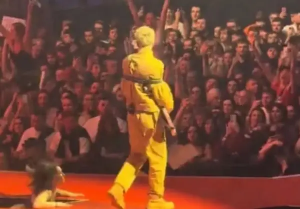 Инцидент на концертот на Машин Ган Кели: Жена пропадна низ отвор на сцената (ВИДЕО)