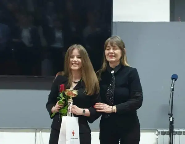 Битолчанката Јана Китановска победник на ораторската вечер на Црвен Крст Битола