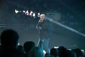 ФОТО+ВИДЕО | Лозано ја расплака публиката со песни од „ДНК“ и Тоше, арената се претвори во „ѕвездено небо“