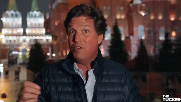 Новинарот Такер Карлсон тврди дека трипати го молел Трамп да не го напаѓа Иран