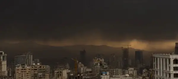 Техеран предупредува: Отровен воздух ги загрозува граѓаните по нападите врз рафинериите