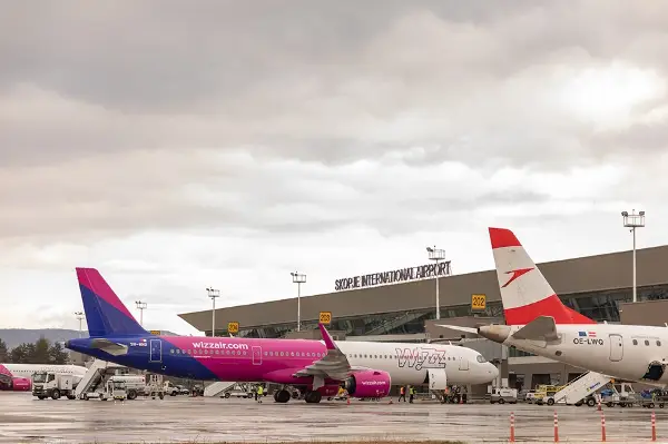 Пристигна авионот од Дубаи со првата група евакуирани македонски државјани