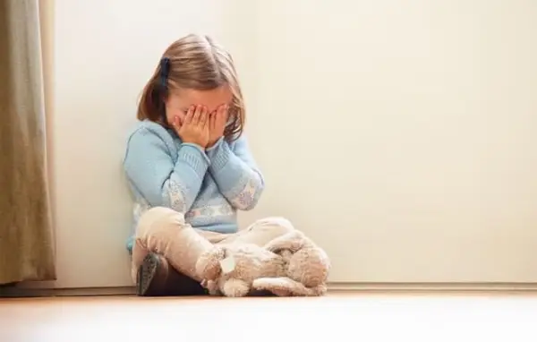 Девојче останало заробено во тоалет поради патентот- полицајци едвај ја спасиле 