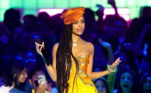 ФОТО | Позната пејачка се прошета низ париските улици со лажна тетоважа наместо маица – сите гледаа во нејзините гради