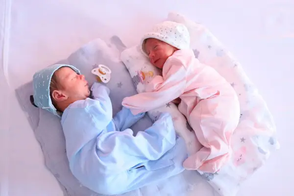 Речиси два пати помалку бебиња во 2024 отколку пред шест децении, стапката на фертилитет во ЕУ 1,34, во Македонија 1,44