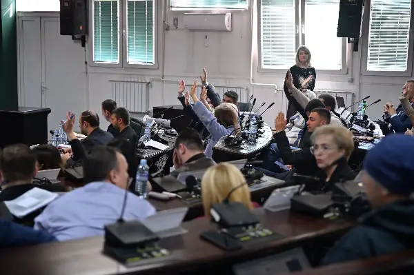 Ќе се гради кружен тек кај Народна банка и монтажни катни гаражи на Клинички: Советот на Град Скопје го усвои ребалансот на Буџетот