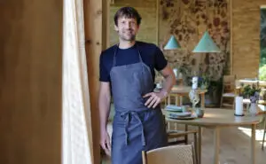 ВИДЕО | Познатиот готвач Рене Реџепи се повлекува од „Нома“, откако призна дека ги малтретирал вработените