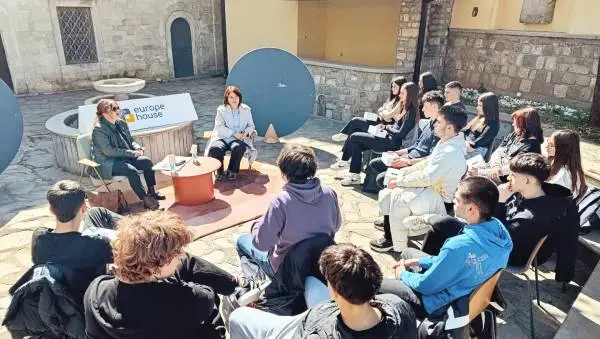 Како се создаваат приказните во медиумите