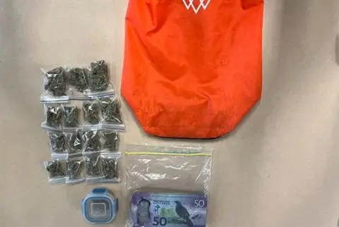 ПО ГРЕШКА: Донирале ранец полн со марихуана и пари (ФОТО)