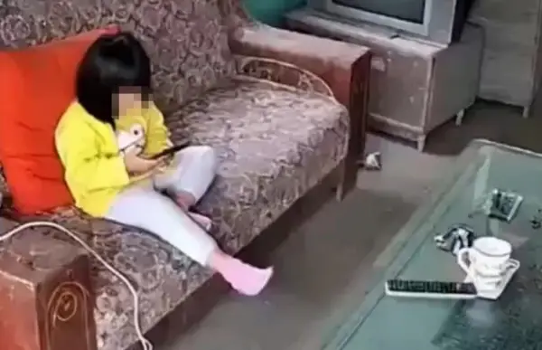 Телефон експлодира во рацете на мало девојче и продолжи да гори (ВИДЕО)