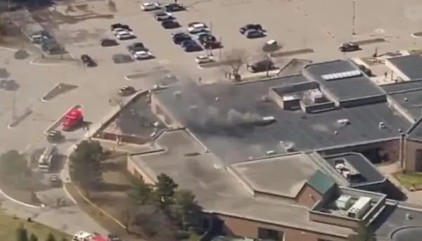 ВООРУЖЕН МАЖ ВЛЕТАЛ СО ВОЗИЛО ВО НАЈГОЛЕМАТА СИНАГОГА ВО ДЕТРОИТ Обезбедувачите го убиле