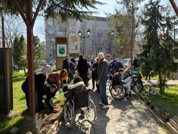 (ФОТО) Инклузија на дело во Кисела Вода: Деца со церебрална парализа заедно со градоначалничката садеа цвеќе