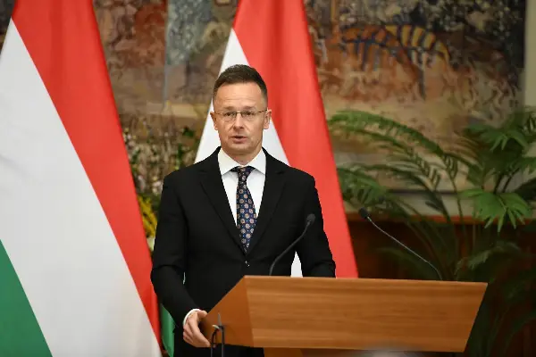 Сијарто: ЕУ треба да го следи примерот на САД и да ги укине санкциите врз руската нафта