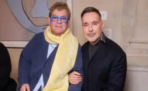 „Се бори“: Сопругот на Елтон Џон откри како е пејачот по губењето на видот