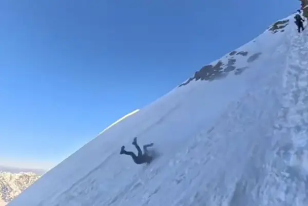 Видео: Планинар се„стркала“ низ планина и преживеа