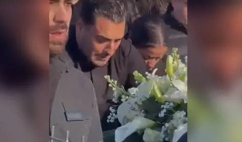 Погребан братот на Дарко Лазиќ: Пејачот скршен од болка – „Тато, ти го носам синот, чувај го“