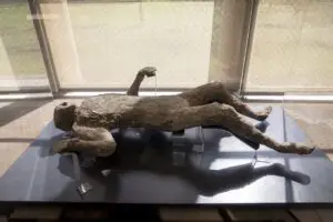 ФОТО | Уникатна изложба на гипсени калапи во Помпеја ги прикажува последните моменти на жртвите од ерупцијата на Везув