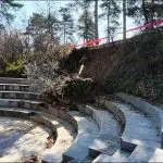 Небезбедно и запоставено: одрон стои кај амфитеатарот на Тумбе Кафе