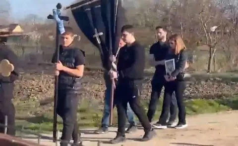 Тато ги го носам синот, чувај го: Погребан братот на Дарко Лазиќ