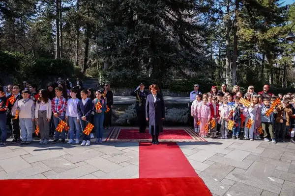 Церемонија на свечено менување на државното знаме во претседателскиот Кабинет