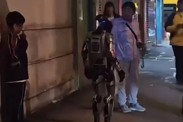 Хуманоиден робот „уапсен“ во Кина откако исплашил постара жена